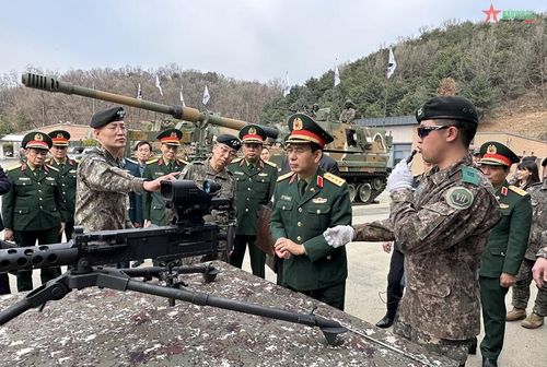 Theo báo Quân đội nhân dân, trong chuyến thăm Hàn Quốc, ngay sau khi tới Seoul, Bộ trưởng Phan Văn Giang và Đoàn đại biểu quân sự cấp cao Việt Nam đã đến thăm Lữ đoàn Pháo binh số 7 thuộc Quân đoàn cơ động số 7 của quân đội Hàn Quốc.