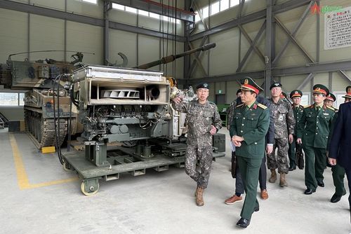 Hệ thống pháo tự hành này hiện là sản phẩm chủ lực của "gã khổng lồ" quốc phòng Hanwha và Việt Nam có thể trở thành quốc gia thứ 9 mua chúng, đặc biệt khi hình ảnh Bộ trưởng Quốc phòng Việt Nam tham quan vũ khí này cũng đã được báo chí trong nước đăng tải.