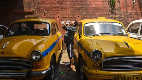 Một tài xế taxi uống nước giải nhiệt trong đợt nắng nóng ở Kolkata, Ấn Độ, vào ngày 21/4. Ảnh: Das/NurPhoto.