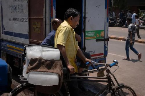 Nắng nóng gây ảnh hưởng lớn tới cuộc sống và công việc của cư dân ở Ấn Độ. Ảnh: CNN, NurPhoto.