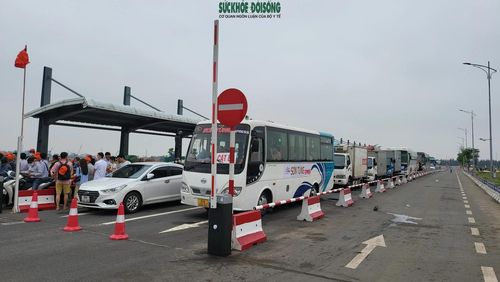 Lượng xe khách qua đảo Cát Bà từ phà Đồng Bài khá lớn.