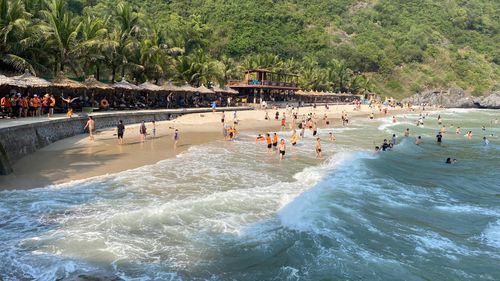 Bãi tắm Cát Cò tại đảo Cát Bà khá "thưa" khách. Ảnh: CTV.