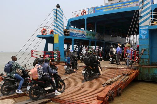 Lượng khách và phương tiện qua phà chiều từ đất liền ra đảo Cát Bà khá thưa.