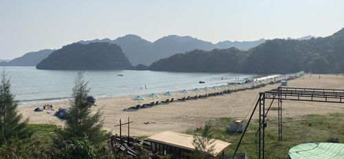 Bãi tắm Tùng Thu tại đảo Cát Bà lúc 16h chiều 27/4 chưa nhộn nhịp như mọi khi. Ảnh: CTV.