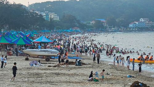 Đến 17h, lượng khách bắt đầu tập trung đông trên các bãi tắm Đồ Sơn. Một số chủ cửa hàng ăn uống tại Đồ Sơn chia sẻ: “So với mọi năm, lượng khách đổ về các bãi tắm tại khu II có dấu hiệu giảm trong ngày đầu nghỉ lễ, chỉ tương đương với dịp cuối tuần thông thường".
