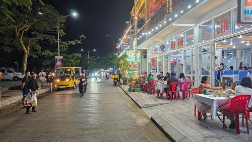 Khoảng 20h ngày 27/4, các quán ăn, nhà hàng sáng đèn nhưng lượng khách chưa được như kỳ vọng.