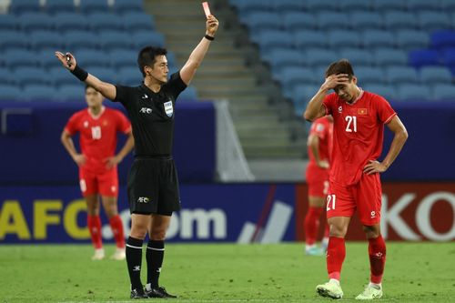  Nguyễn Mạnh Hưng nhận thẻ đỏ trận Iraq. Ảnh: AFC. 