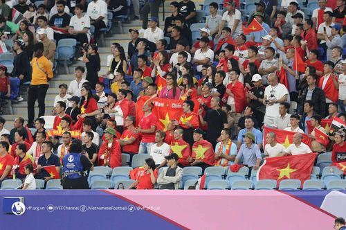  Đông đảo CĐV Việt Nam đến sân cổ vũ đội nhà 