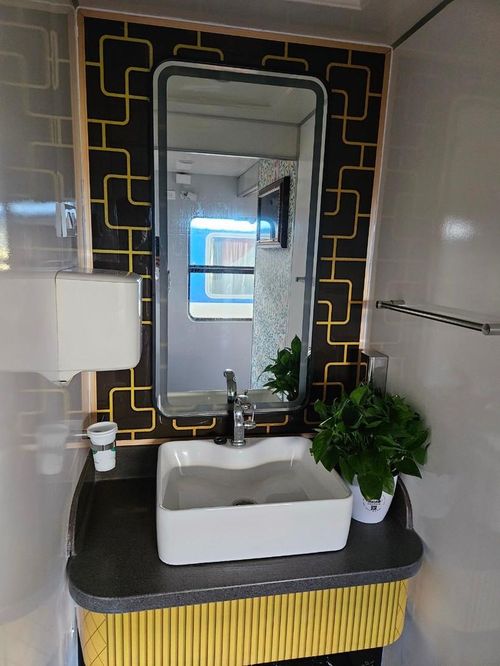 Nhà vệ sinh được nâng cấp, thay bồn sứ, cải tạo mở rộng nhà vệ sinh từ 1m lên 1,4m.