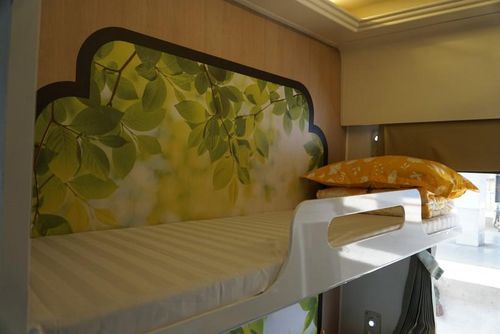 Toa giường nằm được trang trí chủ đạo màu xanh và vàng.