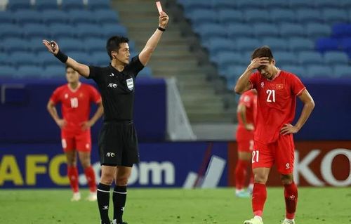 Thẻ đỏ của Mạnh Hưng sau pha phạm lỗi với Ali Jassim. Nguồn: Getty