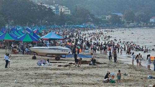 Bãi biển Đồ Sơn lúc 17h ngày đầu nghỉ lễ.