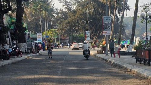 Dọc lối vào khu du lịch, giao thông khá thông thoáng.
