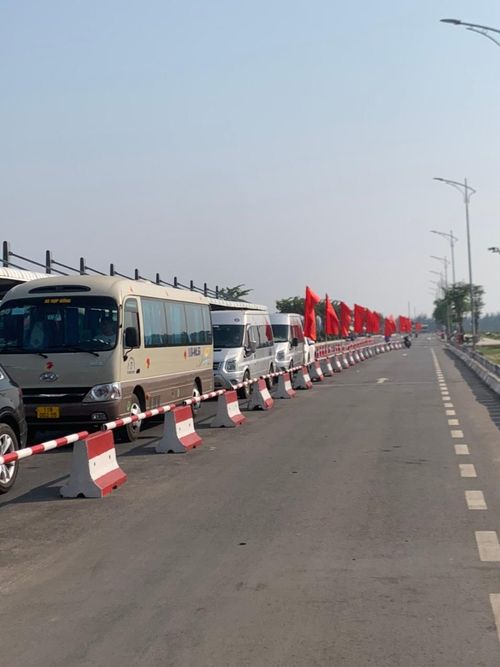 Tại khu vực phà Cát Bà, tình trạng giao thông không phức tạp như dự đoán. 