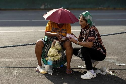 Cục Kiểm soát Dịch bệnh Thái Lan kêu gọi người già và những người có bệnh lý tiềm ẩn, bao gồm cả béo phì, ở trong nhà và uống nước thường xuyên.