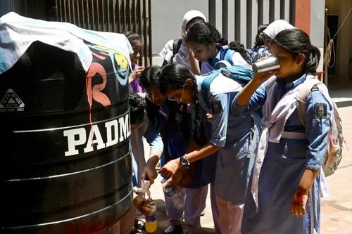 Ngày 28-4, hàng triệu học sinh Bangladesh đã trở lại trường bất chấp đợt nắng nóng khiến các lớp học trên toàn quốc phải đóng cửa vào cuối tuần trước.