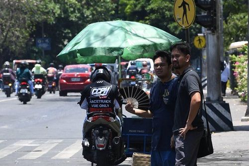 Chính quyền thành phố Bangkok đưa ra cảnh báo nắng nóng cực độ khi chỉ số nhiệt độ dự kiến tăng lên trên 52 độ C hôm 25-4.