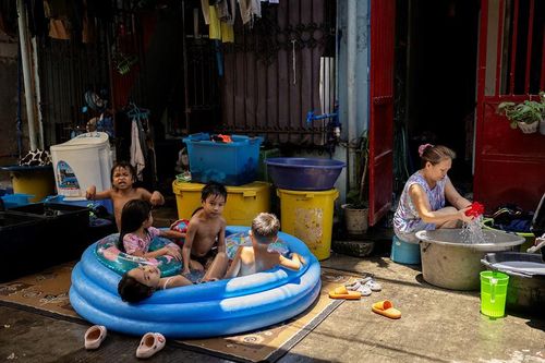 Trong bối cảnh nhiều trường không có máy điều hòa, các lớp học trực tuyến đã trở thành lựa chọn an toàn nhất trong các đợt nắng nóng hiện nay