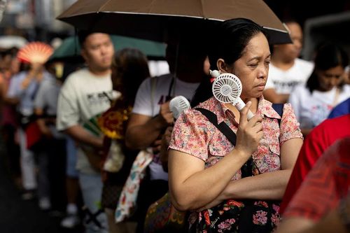 Nhiều người đổ xô đến các trung tâm mua sắm có máy điều hòa và bể bơi để giải tỏa cái nóng oi bức.