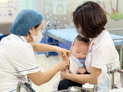 Tiêm vắc-xin phòng bệnh cho trẻ tại Hà Nội