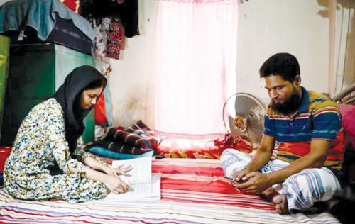 Nhiều học sinh Bangladesh nghỉ học, nhưng cũng không chịu nổi nhiệt độ nóng ở ngôi nhà chật chội. Ảnh: MANILA TIMES