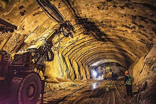  Hầm xuyên núi được anh em gọi tên là hầm Đặng Thùy Trâm. Ảnh: Văn Chương 