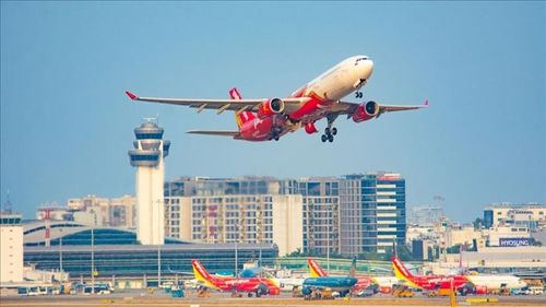Giá vé máy bay tăng cao trong các dịp nghỉ lễ. Ảnh: HA
