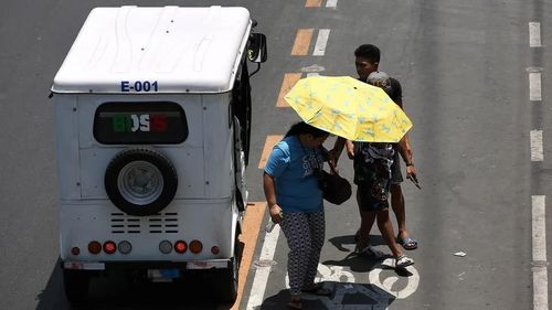 Phần lớn người đi ngoài trời ở Manila những ngày này đều cần có một chiếc ô để che nắng. Ảnh: Inquirer.