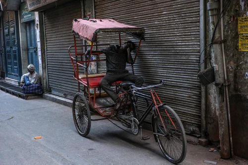 Người lao động chật vật mưu sinh giữa nắng nóng ở Ấn Độ. Ảnh: NurPhoto, CNN.