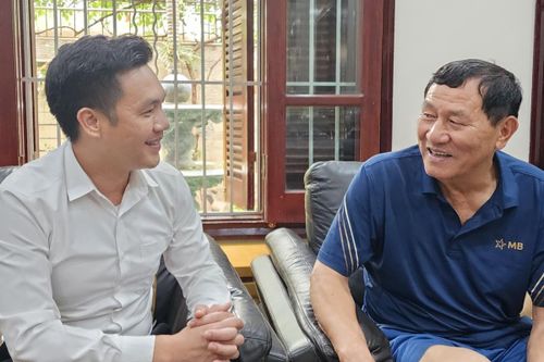 Phóng viên Báo Công lý trong buổi phỏng vấn Anh hùng Phạm Tuân.