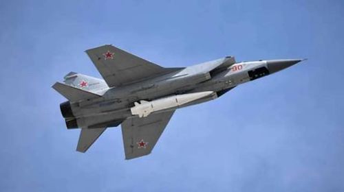 Máy bay chiến đấu đánh chặn Mikoyan-Gurevich MiG-31 Foxhound với tên lửa đạn đạo siêu thanh có độ chính xác cao Kinzhal.