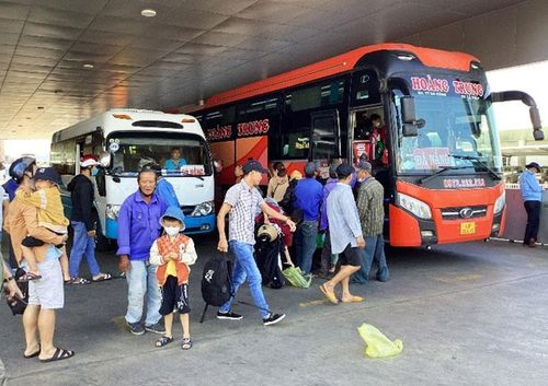 Nhiều hành khách lên xe tại Bến xe Trung tâm Đà Nẵng để về Quảng Bình vào sáng 27-4.