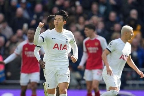 Cristian Romero và Son Heung-min ghi bàn rút ngắn tỷ số 2-3 cho chủ nhà Tottenham ở hiệp hai.