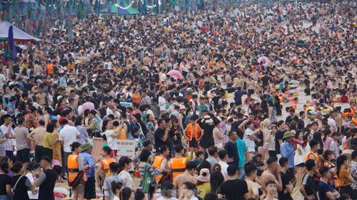 "Hết lượt khách này đến lượt khách khác, dòng người cứ ùn ùn ra bãi tắm truyền thống. Bên cạnh ghế và ô che nắng, cứ khu vực nào trống là có người vui chơi, tắm biển", chị Mai nói.