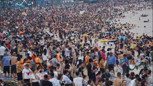 Chị Mai (người dân địa phương) chia sẻ, kỳ nghỉ lễ năm nay dài 5 ngày, lượng khách đến Đồ Sơn đông từ 27/4, đỉnh điểm chiều 30/4 các bãi tắm gần như không có chỗ trống. Bãi cát ken đặc ô che nắng, ghế nằm cho khách nghỉ ngơi.