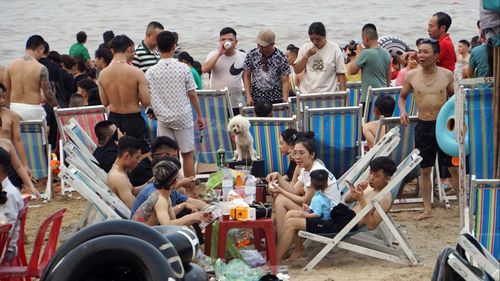 Anh Vĩ (quê Nam Định, làm việc tại Hải Phòng) chia sẻ, dù nước biển Đồ Sơn không trong như nơi khác nhưng gần, di chuyển từ trung tâm Hải Phòng ra khoảng 20 km vẫn có thể tắm mát, ăn hải sản và hưởng thụ gió biển.