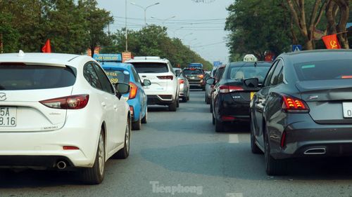 Cũng theo ghi nhận, từ đầu giờ chiều tuyến đường Phạm Văn Đồng từ khu vực quận Dương Kinh hướng ra Đồ Sơn dài hơn 10km luôn trong tình trạng ùn ứ giao thông, các phương tiện di chuyển chậm.