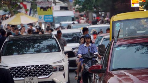 Đến sẩm tối, dòng phương tiện vẫn ùn ùn ra các bãi tắm, phố đi bộ, khu kinh doanh dịch vụ ăn uống.