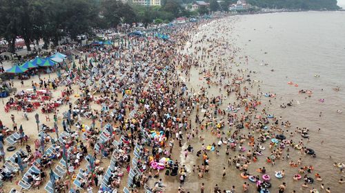 Chiều 30/4, các bãi tắm truyền thống ở Đồ Sơn đều trong tình trạng ken đặc người dân địa phương và du khách tới vui chơi tắm biển giải nhiệt.