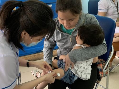 Trẻ em cần được tiêm đủ mũi, đúng lịch với những bệnh đã có vaccine dự phòng.