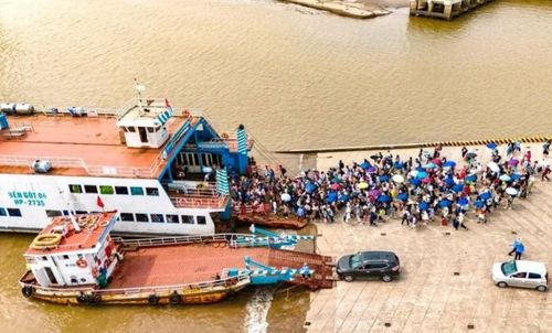  Mặc dù đã hoạt động hết công suất xong hàng vạn du khách đổ về Cát Bà khiến cho bến phà luôn trong tình trạng quá tải. Ảnh: CTV. 
