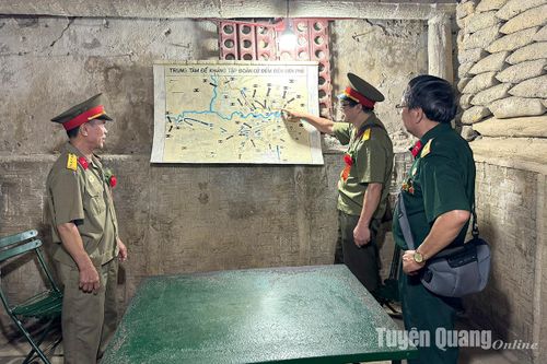 Nhiều đoàn cựu chiến binh đến thăm khu di tích tại Điện Biên.