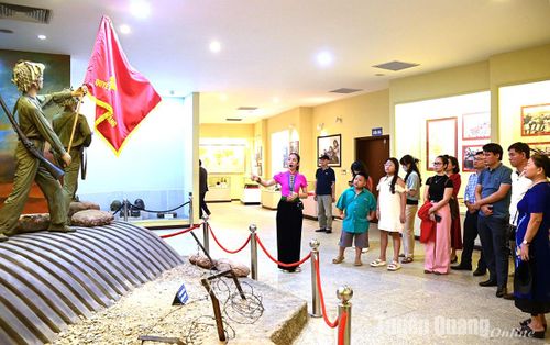Đông đảo người dân đến tham quan Bảo tàng Chiến thắng lịch sử Điện Biên Phủ.