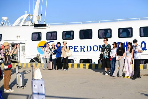 Nhóm bạn trẻ check-in tại bến tàu Phú Quý hôm 28/4. Ảnh: Linh Huỳnh.