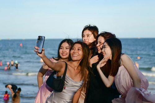 Du khách check-in tại bãi biển Phan Thiết (Bình Thuận) chiều 27/4. Ảnh: Linh Huỳnh.