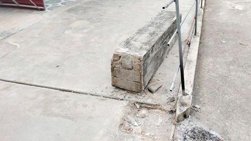 Cột cổng bị gãy đổ, đè lên người khiến cháu ngoại của ông H. tử vong. Ảnh: Báo Hà Tĩnh