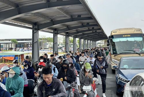 Tình trạng ùn tắc kéo dài tại bến phà Đồng Bài đưa khách ra đảo Cát Bà dịp nghỉ lễ 30/4 - 1/5.