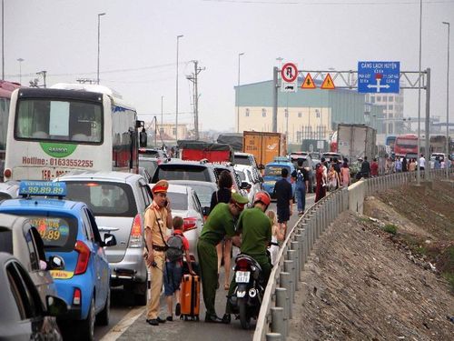 Du khách ra đảo Cát Bà, Hải Phòng
