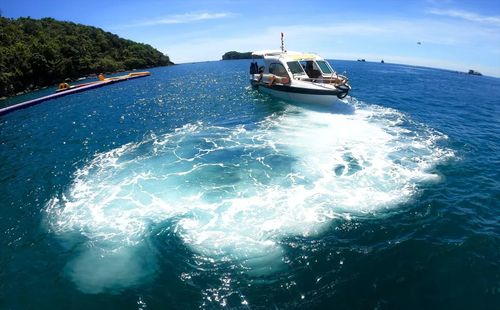 Du khách thường tham quan biển phía Nam đảo Phú Quốc bằng ca nô, hoặc tàu.