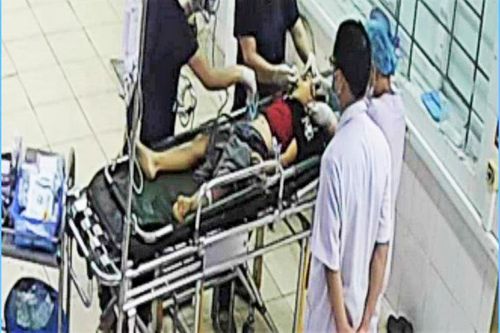 Em Đ. được cấp cứu tại bệnh viện. (Ảnh: CTV)